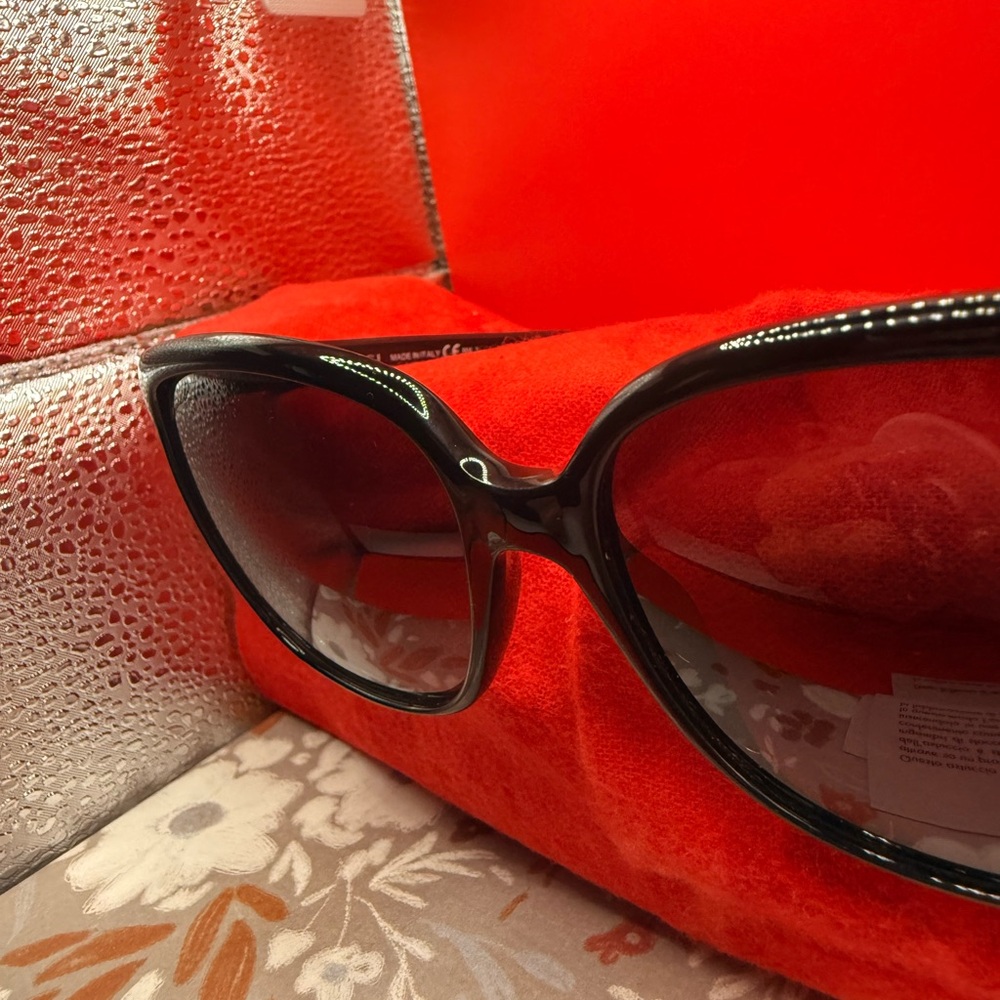 Gucci Black Women's Oversized Sunglasses - Picture 13 of 16